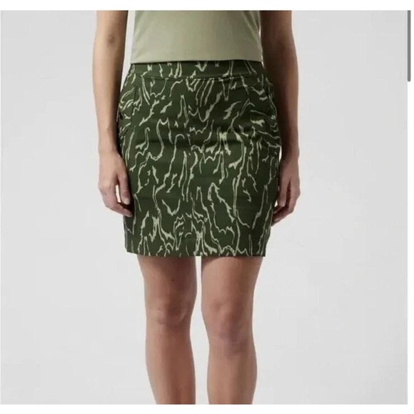 Athleta Pants - Athleta Vienna Voyage Skort Size 10 Green Camo Cargo Pockets Athletic Golf